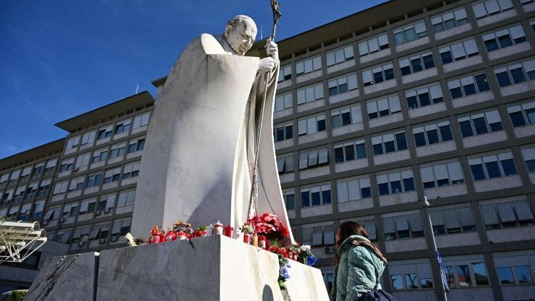 Una ola de cariño y oración por el Papa Francisco