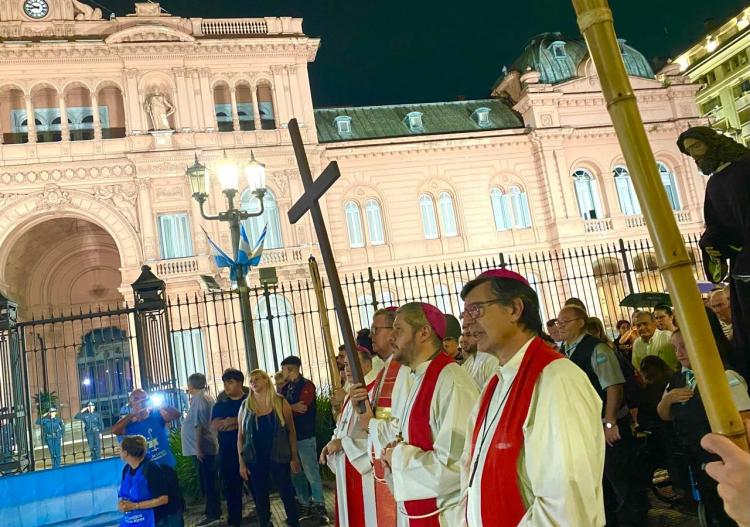 Vía Crucis en Buenos Aires: un llamado a gestos concretos de paz